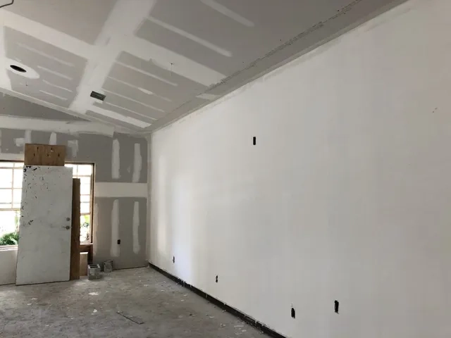 drywall+installation+in+progress+Tampa+job+before+painting-640w